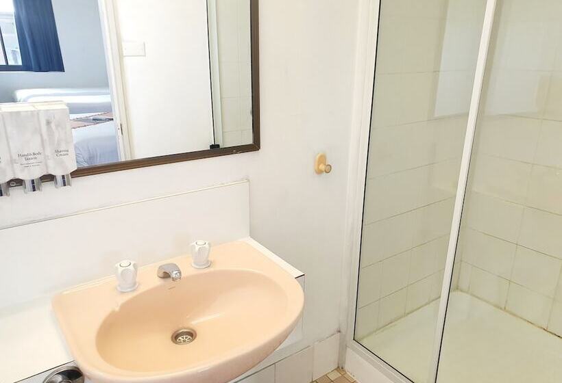 اتاق خانوادگی, Archer Park Motel