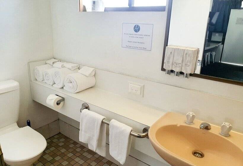 패밀리 룸, Archer Park Motel