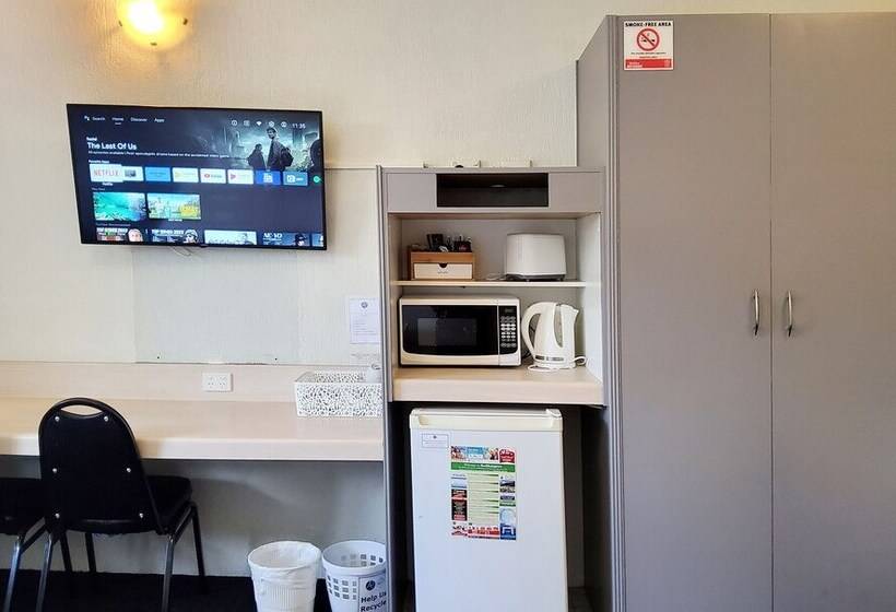 اتاق خانوادگی, Archer Park Motel