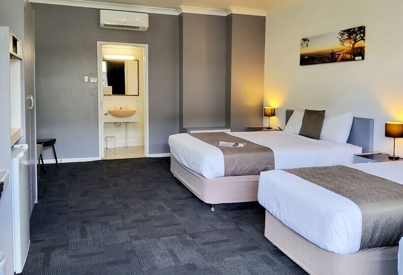 اتاق خانوادگی, Archer Park Motel