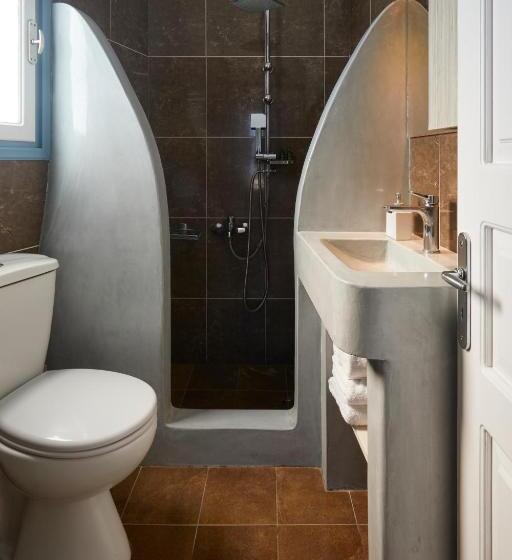 家庭公寓, Athiri Santorini