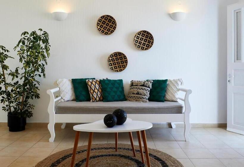 家庭公寓, Athiri Santorini