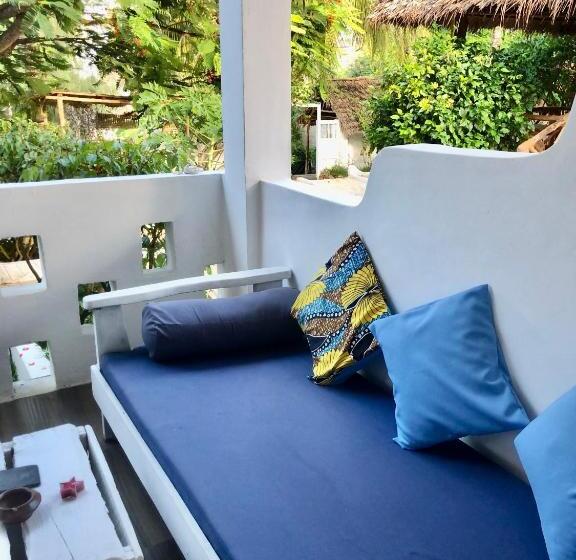 标准三人间, Bahati Villa