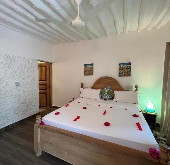 标准三人间, Bahati Villa