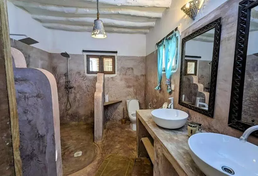 بانگلوی لوکس, Bahati Villa