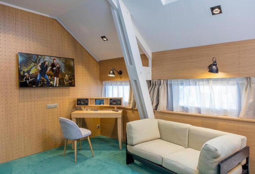 Номер Deluxe, Le Magic Hall