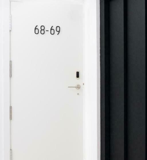 آپارتمان یک خوابه با دری مشترک که هال را جدا می کند., Nakar