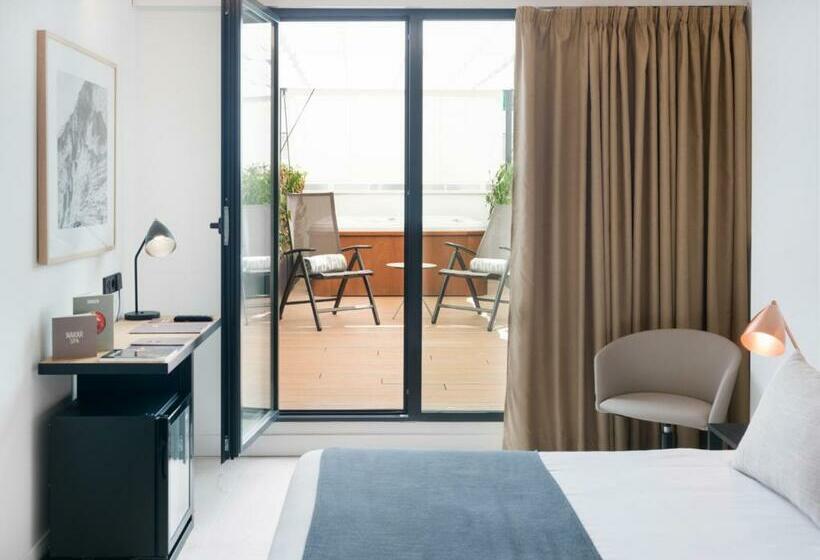 اتاق داخلی دلوکس, Nakar