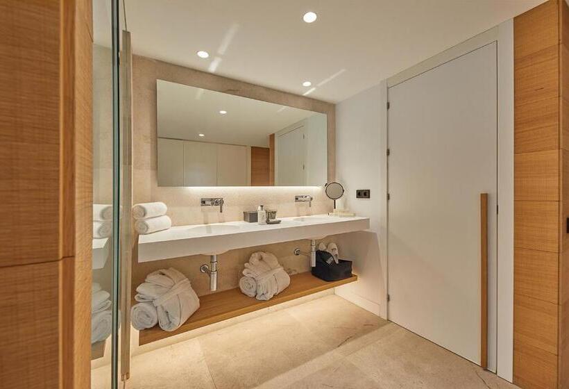 اتاق داخلی دلوکس, Nakar