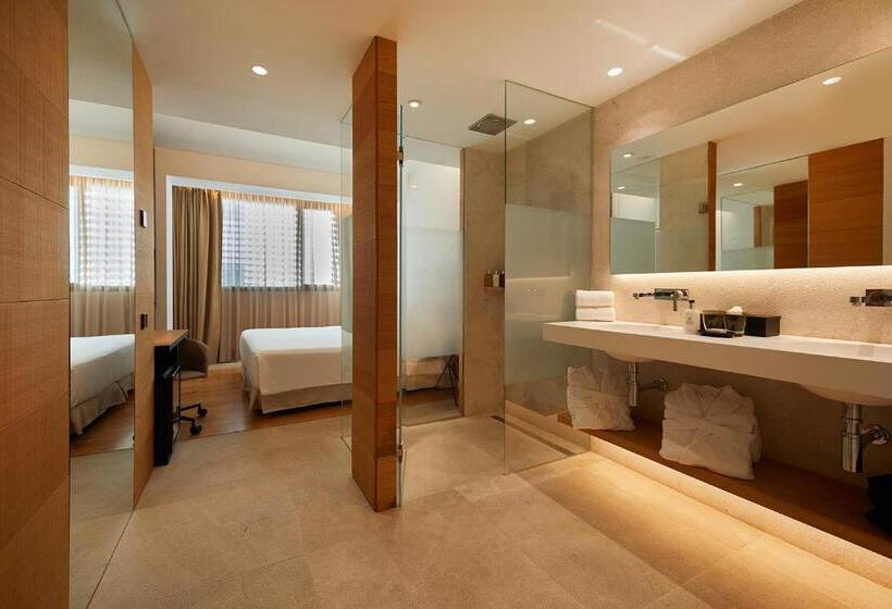 آپارتمان یک خوابه با دری مشترک که هال را جدا می کند., Nakar