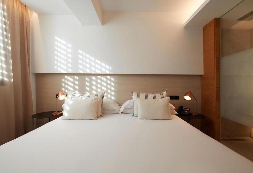 آپارتمان یک خوابه با دری مشترک که هال را جدا می کند., Nakar