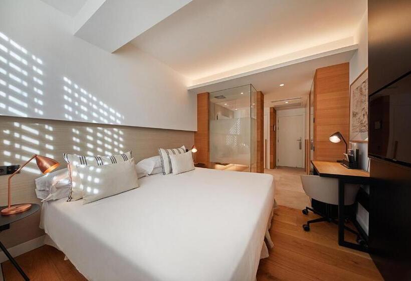 آپارتمان یک خوابه با دری مشترک که هال را جدا می کند., Nakar