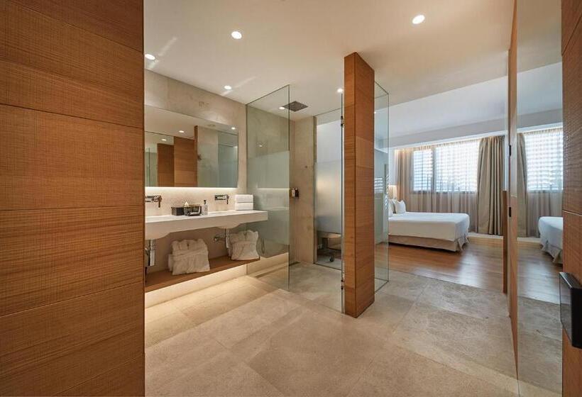 آپارتمان یک خوابه با دری مشترک که هال را جدا می کند., Nakar