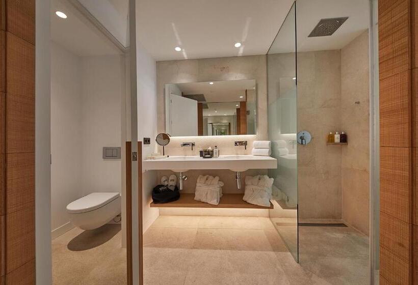 آپارتمان یک خوابه با دری مشترک که هال را جدا می کند., Nakar