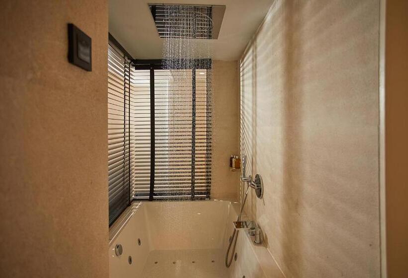 سوییت جونیور با بالکن, Nakar