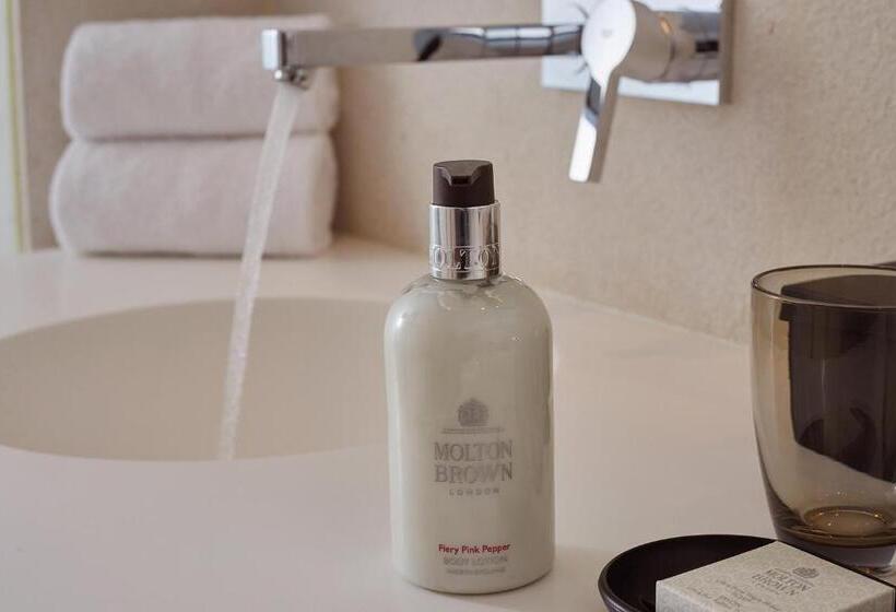 سوئیت با بالکن, Nakar