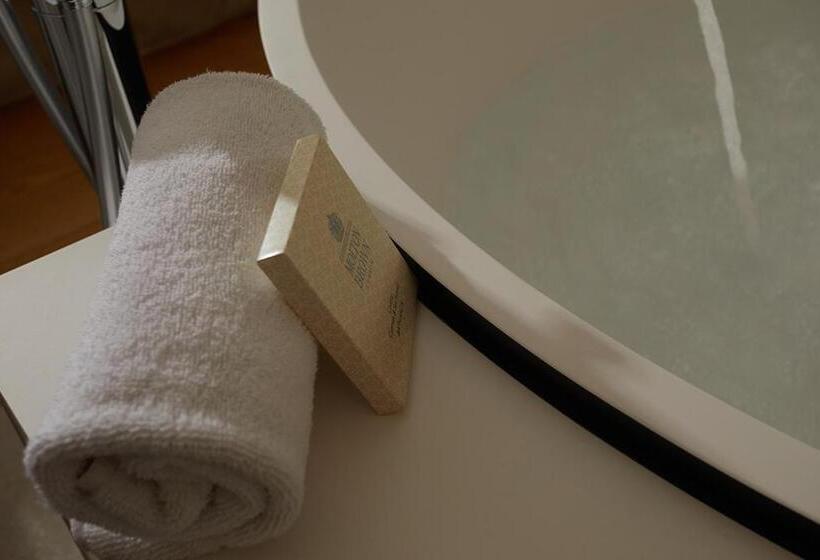 سوئیت با بالکن, Nakar