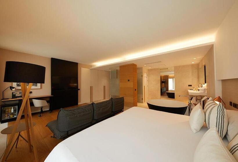 سوئیت با بالکن, Nakar