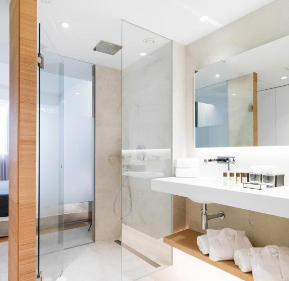 اتاق سوپریور, Nakar