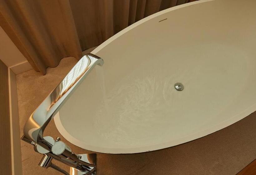 اتاق سوپریور, Nakar