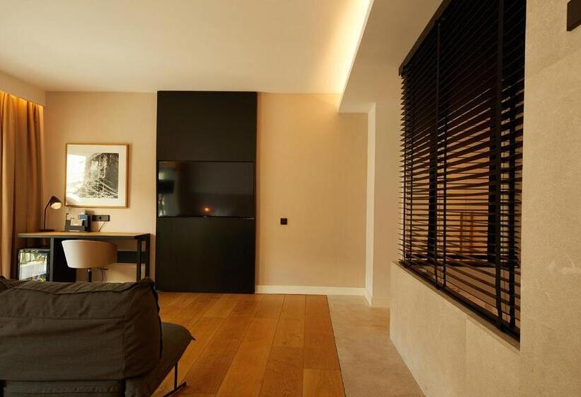 سوییت جونیور با بالکن, Nakar