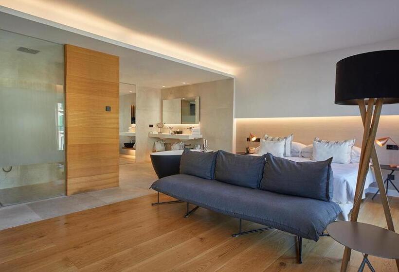 سوئیت با بالکن, Nakar