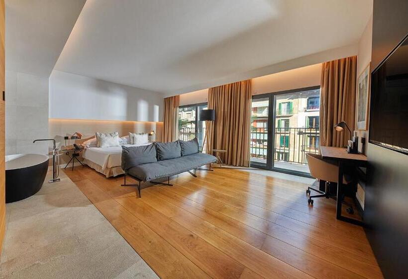 سوئیت با بالکن, Nakar