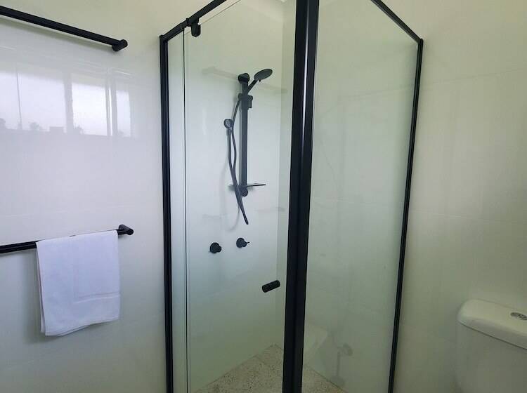 اتاق استاندارد سه نفره, Roydons Motor Inn