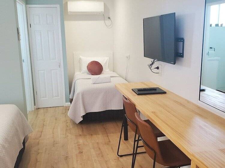 اتاق استاندارد سه نفره, Roydons Motor Inn