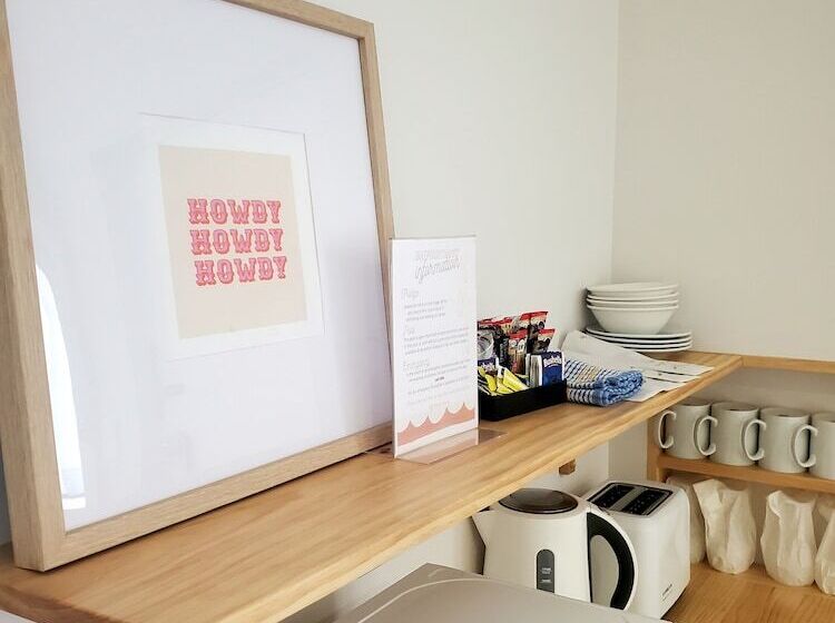 اتاق استاندارد سه نفره, Roydons Motor Inn