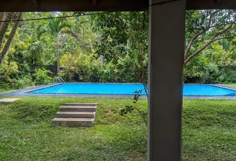 プールの見えるスタンダードトリプルルーム, Sakura Villa Bentota