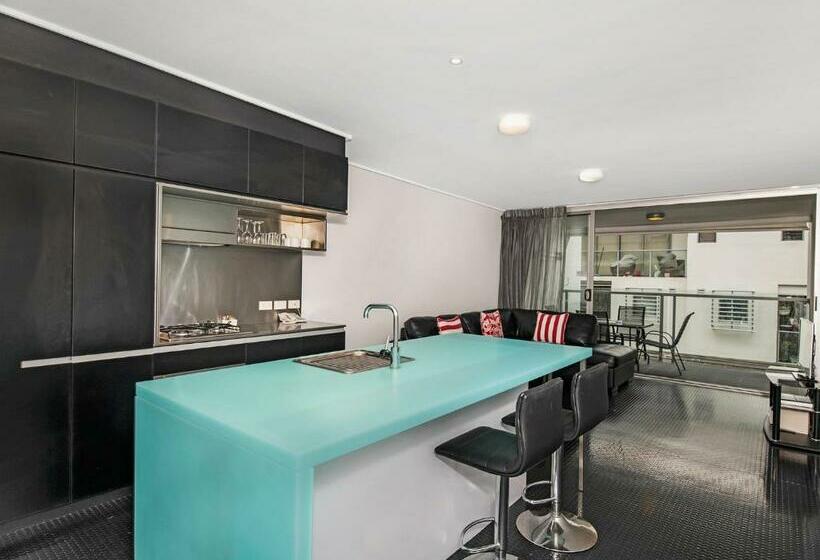 דירת חדר, The Miro Apartments