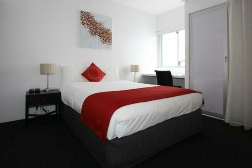 شقة غرفة واحدة, The Miro Apartments