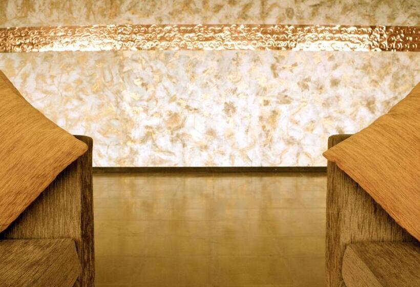 סוויטת פנטהאוז, The Theva Residency