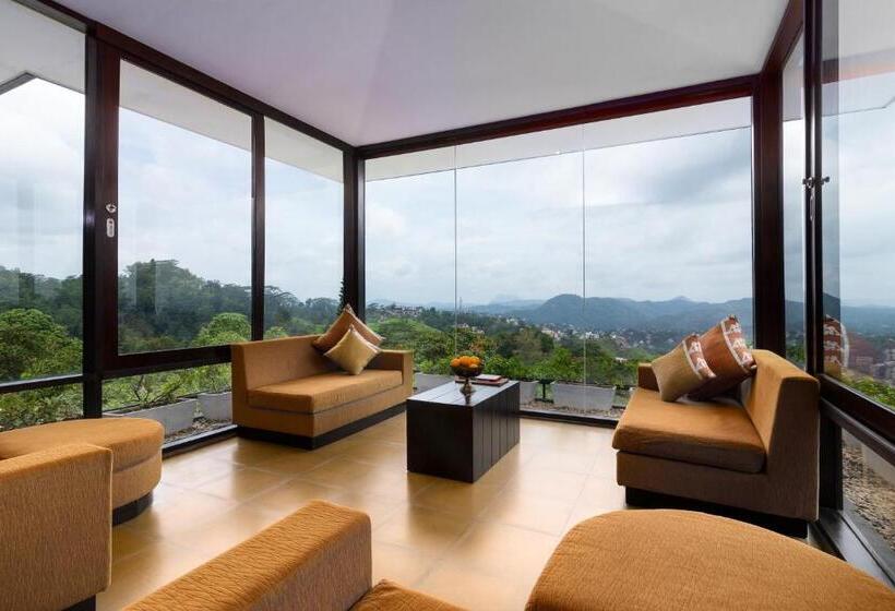 סוויטת פנטהאוז, The Theva Residency