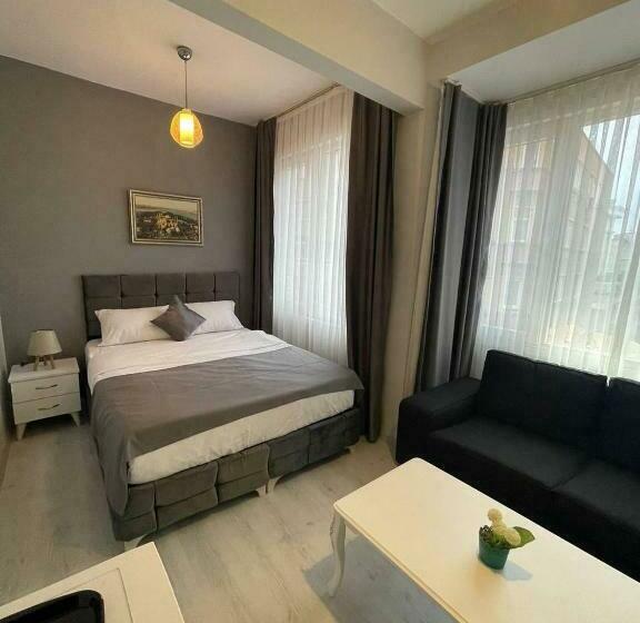 اتاق خانوادگی, Oldmile Palace