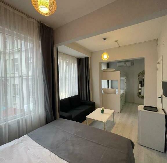 اتاق خانوادگی, Oldmile Palace