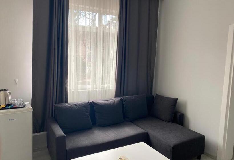 سوییت خانوادگی, Oldmile Palace