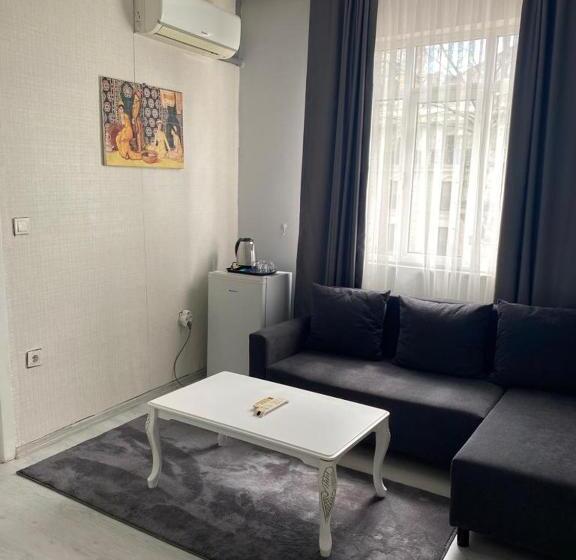 سوییت خانوادگی, Oldmile Palace