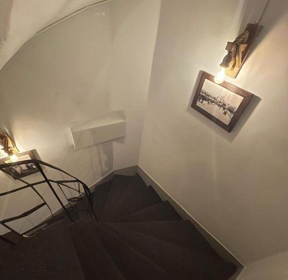 اتاق اکونومی, Oldmile Palace