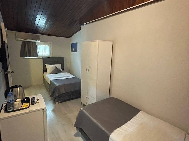 اتاق اکونومی, Oldmile Palace