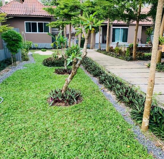 디럭스 룸 측면 바다 전망, Bella Vista Beach Resort Koh Lipe