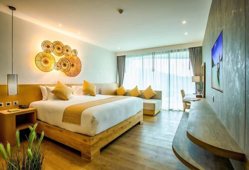 Номер Deluxe Вид на Море Боковой, Crest Resort & Pool Villas Sha Extra Plus