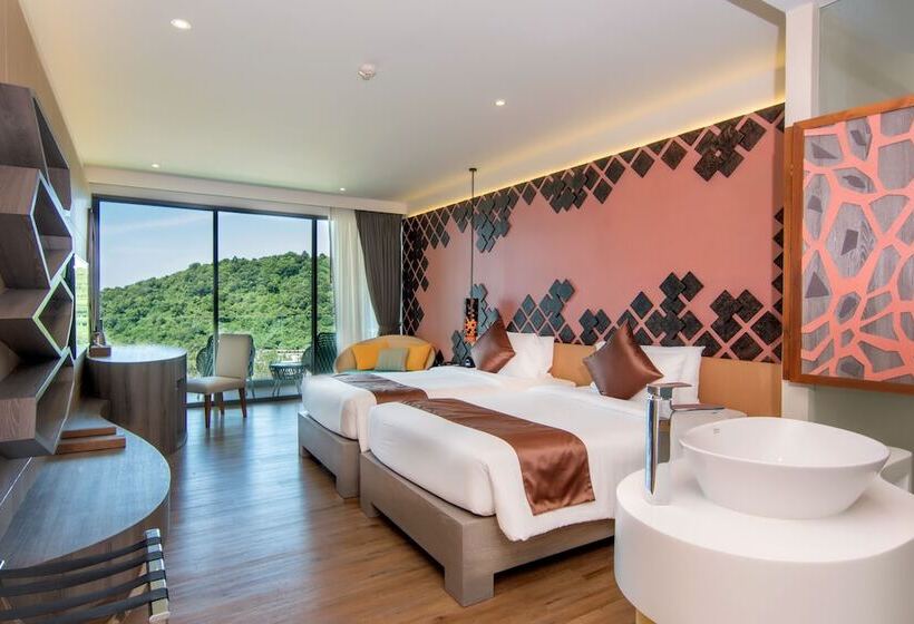 Номер Deluxe Вид на Море Боковой, Crest Resort & Pool Villas Sha Extra Plus