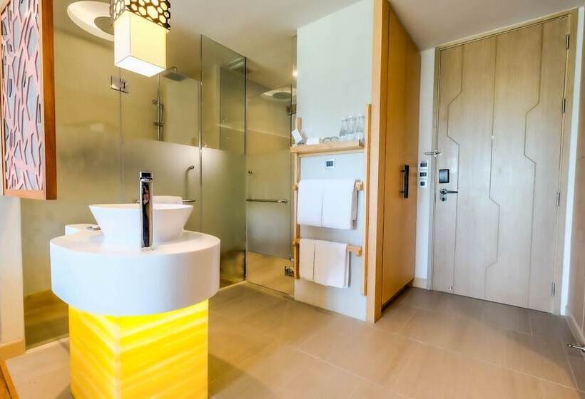 Номер Deluxe Вид на Море Боковой, Crest Resort & Pool Villas Sha Extra Plus