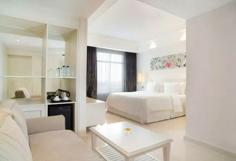 キングサイズベッド、シティビューデラックスルーム, Four Points By Sheraton Bandung