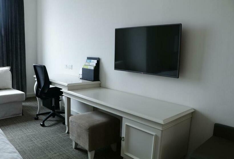 带城市景观和大床的豪华房间, Four Points By Sheraton Bandung