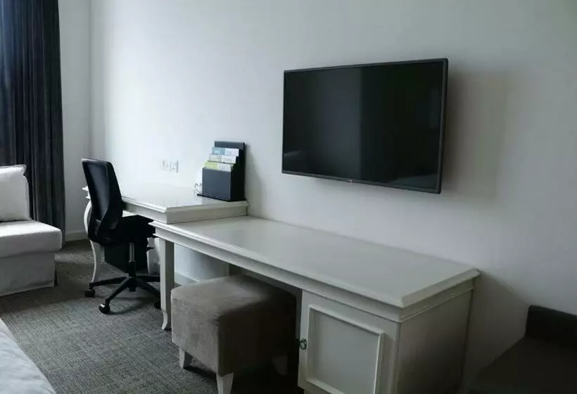 キングサイズベッド、シティビューデラックスルーム, Four Points By Sheraton Bandung