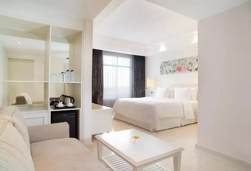 キングサイズベッド、シティビューデラックスルーム, Four Points By Sheraton Bandung