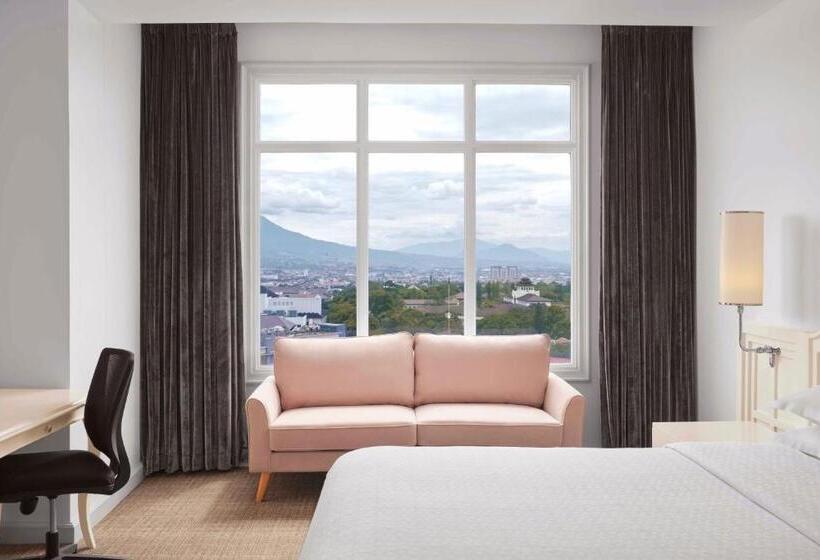 غرفة ديلوكس سرير كينج مطلة على المدينة, Four Points By Sheraton Bandung